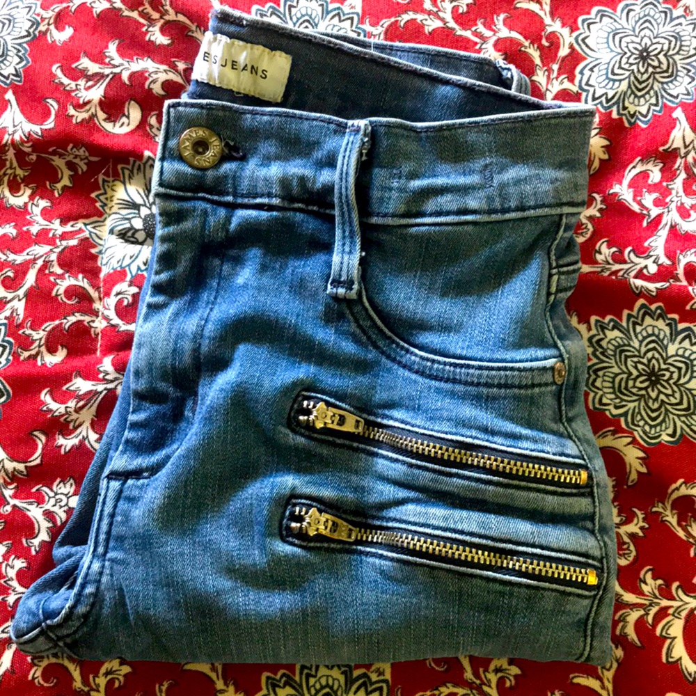 Peg leg jeans with zippers